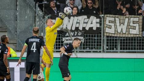 Oliver Christensen greift in der Europa League daneben