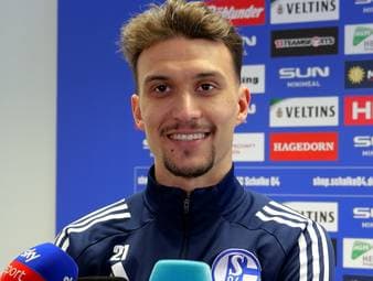 Schalkes Neuzugang Dejan Ljubicic überrascht die Reporter mit einer Aufstiegs-Ansage. Die wird von Trainer Miron Muslic auf der PK direkt eingeordnet.