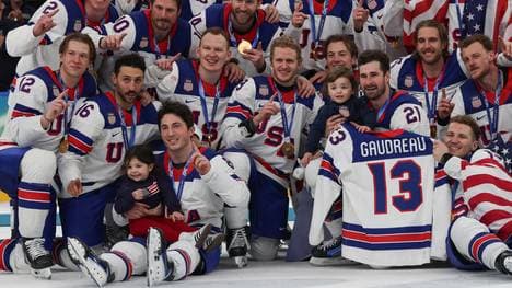 Die Kinder von Johnny Gaudreau durften nach dem Olympiasieg mit auf das Eis