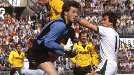 BVB-Torhüter Peter Endrulat kassierte allein fünf Tore von Jupp Heynckes