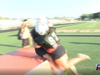 Eltern schauen meist nur zu, wenn ihre Kinder Sport treiben. Anders die Mütter dieser American Football-Spieler der Washington Community High School. 