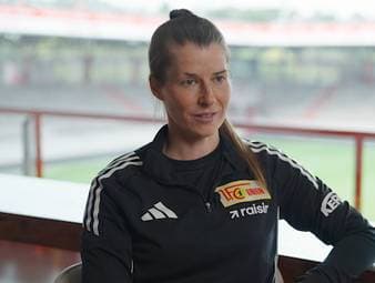 Marie-Louise Eta stand am vergangenen Wochenende erstmals als Cheftrainerin an der Seitenlinie in der Bundesliga. Dazu erhielt sie etliche Glückwünsche - auch vom FC Bayern. 