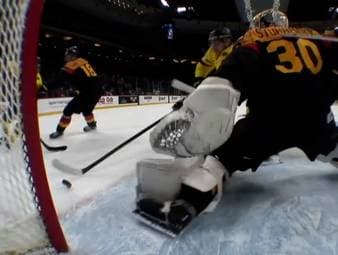 Die deutsche U20 kassiert bei der Eishockey-WM der Junioren in den USA eine bittere 1:8-Abreibung gegen Schweden. Das letzte Tor fällt in der Schlusssekunde - und lässt die Reporter noch aus einem ganz anderen Grund verzweifeln.