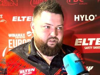 Michael Smith hat sich auch gesundheitsbedingt aus der absoluten Weltspitze im Darts verabschiedet. Beim German Darts Grand Prix in München gibt er Einblicke in seinen aktuellen Zustand.