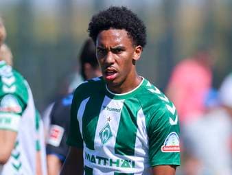 Ein Name, der in der Bundesliga bald für Furore sorgen könnte: Paul Erevbenagie. Der 18-Jährige avanciert in der Saisonvorbereitung von Werder Bremen kurzerhand zum Shootingstar des Klubs. 