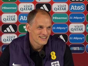 Die Kritik an den eigenen Fans nach dem Spiel gegen Wales kam England-Trainer Thomas Tuchel teuer zu stehen. In der Partie gegen Lettland wurde er zum Ziel einiger Fangesänge. Doch der 52-Jährige nahm es mit Humor.