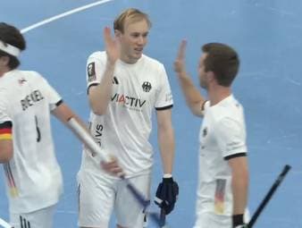 Mit einem überzeugenden 7:3-Sieg gegen die Schweiz wird die Pflicht erfüllt – und direkt ein erneutes Ausrufezeichen im Kampf um die Titelverteidigung gesetzt. Nik David Kerner, Sohn des bekannten TV-Moderators Johannes B. Kerner, glänzt mit einer überragenden Leistung und ist an sechs Treffern direkt beteiligt. Alle Tore im Video.