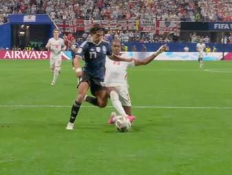 Englands Djed Spence bewahrt die Three Lions im WM-Halbfinale gegen Argentinien mit einer Monster-Grätsche vor dem Ausgleich. 
