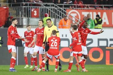 Trainer fassungslos: Schiri-Ärger bei Lautern-Pleite