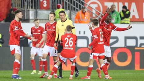 Schiedsrichter Deniz Aytekin (M.) stellte Leon Robinson vom Platz