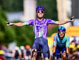 Beim Sieg von Mauro Schmid auf der 13. Etappe der Tour de France landet Tom Pidcock einen Coup im Kampf um die Gesamtwertung. Der Brite zieht unter anderem an Florian Lipowitz vorbei.