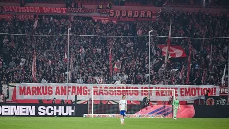 Die Fans von Fortuna Düsseldorf haben sich mit einem Banner zu Markus Anfang klar positioniert