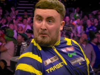 Luke Littler liegt im Finale des siebten Spieltags der Premier League of Darts deutlich gegen Gerwyn Price zurück und zeigt sich sehr sarkastisch und ironisch auf der Bühne.