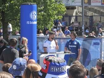 Sommerliche Temperaturen, ausgelassene Stimmung und ein aufgrund tausender Fans in Trikots komplett in Blau und Weiß gehülltes Vereinsgelände: Der Schalke-Tach zeigt einmal mehr, was den S04 so besonders macht.