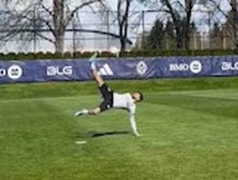 Fallrückzieher! Müller von Kollegen abgefeiert