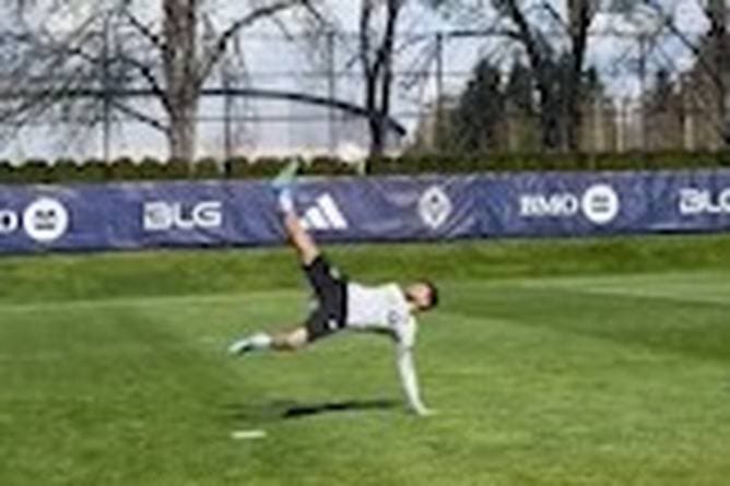 Fallrückzieher! Müller von Kollegen abgefeiert