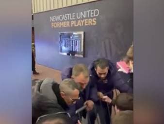 Hansi Flick hilft einem Kind, das von einer Menschenmenge eingequetscht wird und tröstet den kleinen Jungen anschließend sogar.