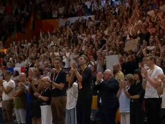 Das deutsche Publikum zeigt Fingerspitzengefühl und feiert die DBB-Damen trotz der Niederlage im Halbfinale gegen Frankreich.