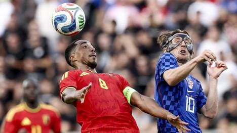 Torschütze Youri Tielemans (l.) im Duell mit Luka Modric (r.)