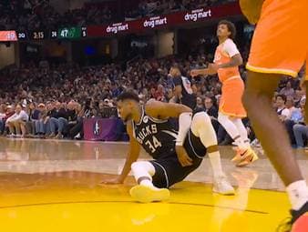 Giannis Antetokounmpo muss gegen die Cleveland Cavaliers verletzt vom Feld. Bucks-Coach Doc Rivers gibt nach der Partie ein Update zu seinem Superstar. 