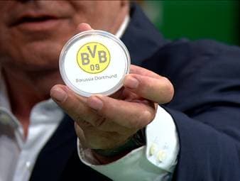 Rekord-Schiedsrichter Felix Brych hat die Lose für die zweite Runde des DFB-Pokals gezogen. Auf Bayern und Dortmund warten knifflige Aufgaben.