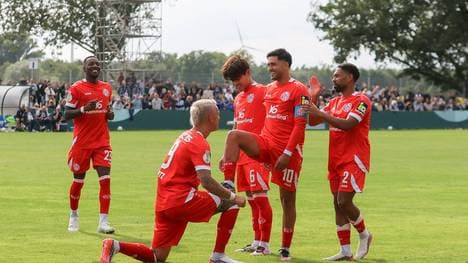 Nadiem Amiri gelingt ein Traumfreistoß