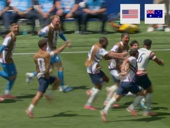 Die USA buchen dank eines 2:0-Erfolgs über Australien ihr Ticket für die K.o.-Runde. Das Gastgeberland musste dabei unter Aufsicht des deutschen Referees Felix Zwayer auf Christian Pulisic verzichten. 