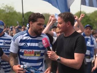 Vor dem Spiel gegen Energie Cottbus kommt es in Duisburg zu einem Andrang beim Busempfang. Einer der MSV-Profis, der gesperrte Lex-Tyger Lobinger, ist mittendrin. 