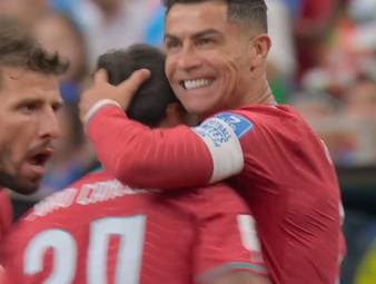 Im zweiten WM-Spiel gegen Usbekistan trifft Cristiano Ronaldo endlich. Bereits in der 6. Minute bringt der Superstar sein Team in Führung und schreibt damit WM-Geschichte.