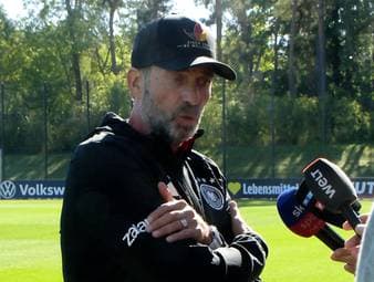 Nach dem DFB-Abschlusstraining vor dem Spiel gegen die Niederlande gibt Jürgen Klopp eine spontane Medienrunde. Der Bundestrainer spricht dabei über seine Rückkehr als Coach - gewohnt unterhaltsam.