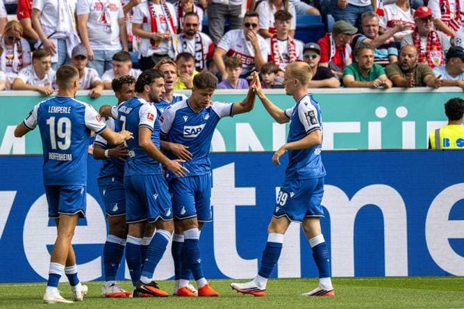 Doppelpack Hlozek: Hoffenheim schlägt Stuttgart knapp