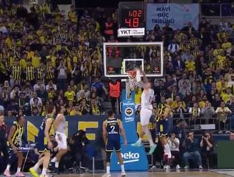 Der deutsche Basketball-Star Daniel Theis glänzt beim Spiel der AS Monaco gegen Fenerbahce mit sehenswerten Dunks.