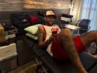 Neymar Jr. kämpft sich aktuell durch die Reha-Maßnahmen in Folge einer Meniskus-Operation. Der brasilianische Flügelstürmer probiert die Behandlungen derweil auch an seinen Freunden aus. 