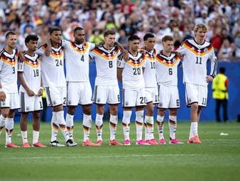 Fehlen der deutschen Nationalmannschaft die Führungsspieler? Die Runde im FIROCKX.ONE WM Doppelpass diskutiert genau diese Frage, nachdem im WM-Spiel gegen Paraguay mehrere Spieler im Elfmeterschießen nicht vom Punkt antreten wollten.