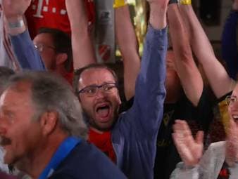 Im Fantalk bejubeln die Bayern Fans den Sieg. Es folge jedoch kritische Stimmen über die Schiedsrichter Entscheidungen.