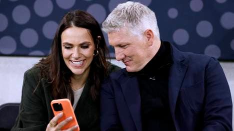 Ester Sedlaczek und Bastian Schweinsteiger am Rande einer ARD-Übertragung