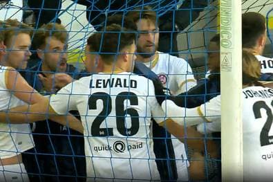 Rudelbildung! Plötzlich landen zehn Spieler im Netz