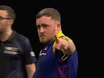 Luke Littler startet in Birmingham mit einem 6:0 gegen Jonny Clayton.  
