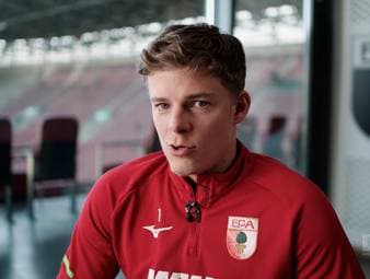 Im DFL-Midweek-Interview spricht Augsburgs Torhüter Finn Dahmen über seine WM-Chancen und die Rolle als möglicher dritter Torhüter.