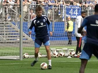 Die Leidenszeit von Mario Vuskovic ist vorbei. Nach über 1400 Tagen darf der Kroate wieder am HSV-Training teilnehmen. Ein Moment, der für alle Beteiligten emotional wird.