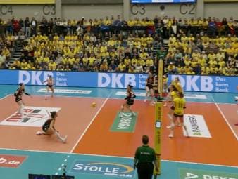 Der SSC Palmberg Schwerin verliert das Topspiel gegen den Allianz MTV Stuttgart in fünf Sätzen und muss um Rang Zwei nach der Hauptrunde bangen.