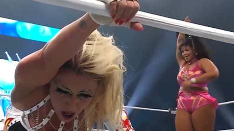 Willow Nightingale (r.) nahm Thekla bei AEW Redemption den Damentitel ab