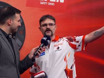 Damon Heta steht nach einem 6:3 gegen Darius Labanauskas im Viertelfinale der European Darts Trophy. Der Australier ist vom Publikum in Göttingen begeistert.