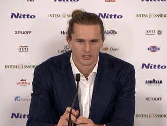 Alexander Zverev erkennt die Dominanz von Jannik Sinner und Carlos Alcaraz an. Der Weltranglistendritte sieht den Abstand zur Weltspitze vor den ATP Finals als Fakt, fühlt sich bei voller Fitness aber konkurrenzfähig.