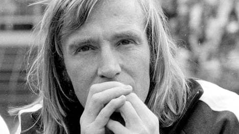 Noch überlegt Günter Netzer auf der Gladbacher Bank, später schafft er Fakten