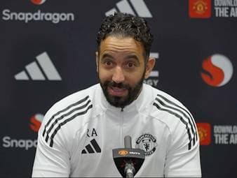 Vor dem Premier League Spitzenspiel gegen Liverpool erinnert ManU-Coach Ruben Amorim an die Geschichte beider Klubs. Die beiden Vereine waren in der Vergangenheit sehr erfolgreich. Mittlerweile kann Manchester United aber nicht mehr mit dem Niveau von Liverpool mithalten.