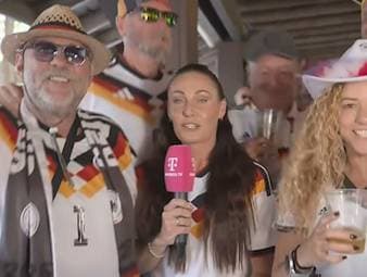 Einige DFB-Fans stimmen sich in einem Klub in Boston auf das Spiel gegen Paraguay ein. Bier und jede Menge Optimismus inklusive. 