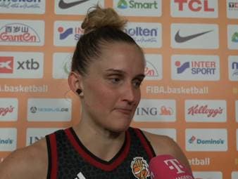 Der deutsche WM-Auftakt bei der Heim-WM gegen Spanien geht mit 53:83 deutlich verloren. DBB-Star Leonie Fiebich ist nach dem Spiel sichtlich niedergeschlagen, blickt jedoch zuversichtlich nach vorne.