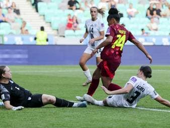 DFB-Frauen beschenken Wück mit Sieg