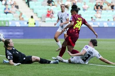 DFB-Frauen beschenken Wück mit Sieg